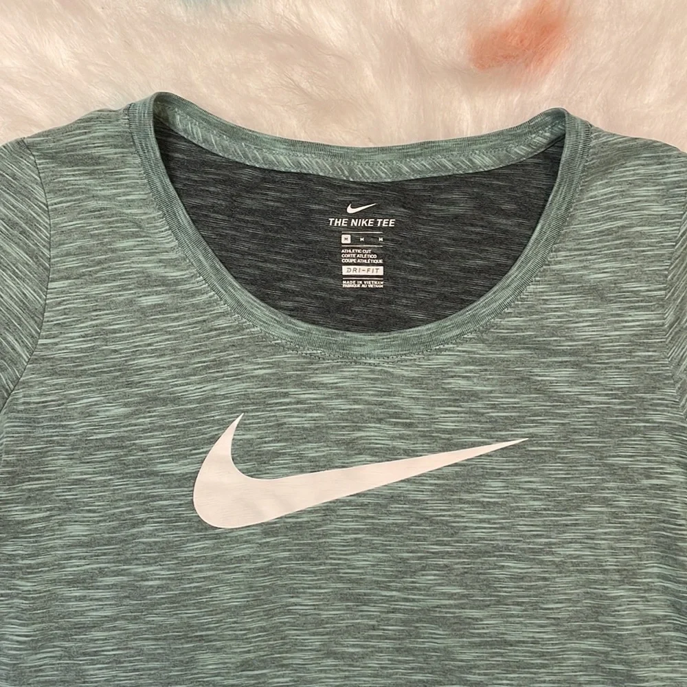 The Nike‎ Tee Woman’s Dri Fit Short Sleeve Nike Tee Size Medium